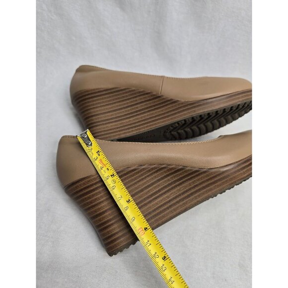 Crocs A-Leigh Wedge Heel Pumps Women's Sz 6 Beige Closed Toe Leather Shoes - Picture 5 of 8